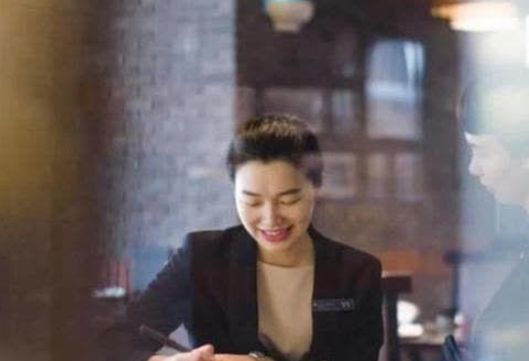 23岁“国宴服务员”姚碧3次服务国宴如今普通宴会已见不到她(图8)